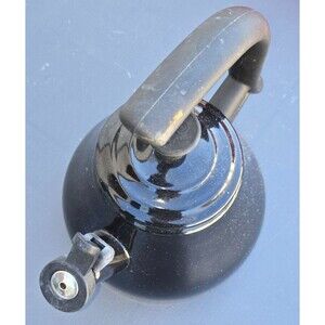 Le Creuset Enamel On Steel Whistling 1.6Qt (1.5L) Tea Kettle Black